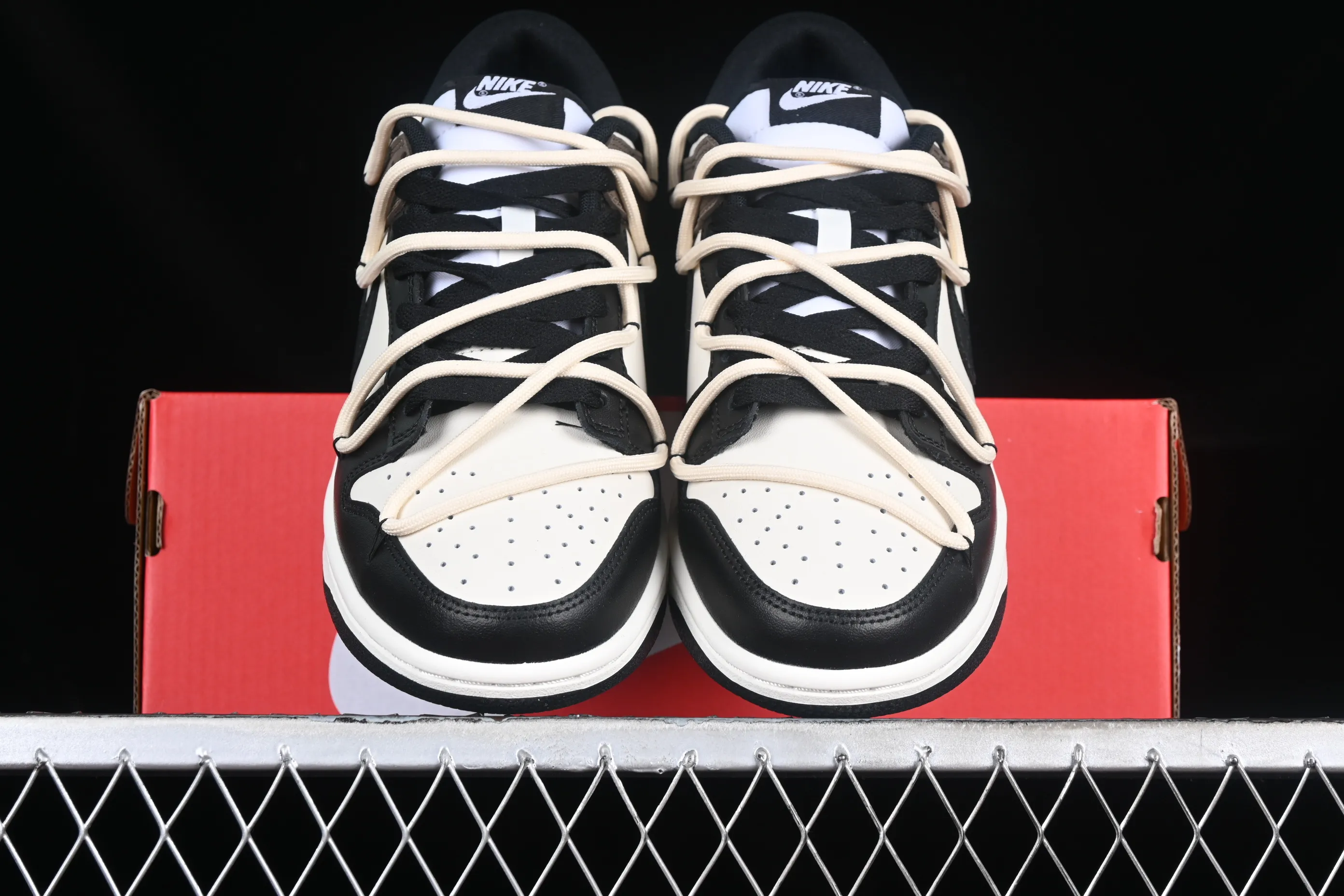 All Categories Nk SB Dunk Series Nk SB Dunk Low Low-top Sneakers Nk Dunk Low Retro "Black" Tricky Doll Time and Space Dust Minimalist Retro Black Brown SB Strap Low-top Casual Sneakers DD1391-100